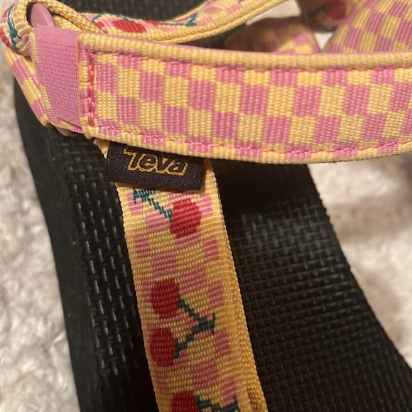 NEW Teva platform sandals - Picture 6 of 6